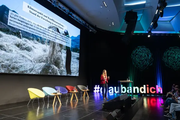 Frau spricht auf einer Bühne