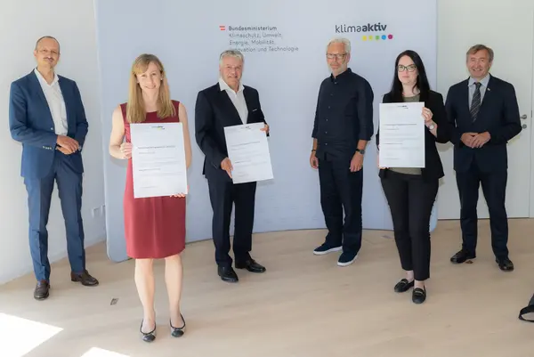 klimaaktiv Gold Auszeichnung für die Planung der GED Wohnhäuser, Dopppelhäuser und Reihenhäuser in Bruck/Leitha, Enzenreith, Gloggnitz, Gneixendorf (Krems), Haag, Neuhofen/Ybbs, Pöchlarn, Ternitz, Theresienfeld und Wieselburg. Im Bild: Jürgen Schneider (Klimaschutzministerium), Teresa Fischer, Dietmar Geiger, Marlene Stütz (GED Wohnbau), Franz Gugerell (Gugerell KEG), Herbert Greisberger (enu)