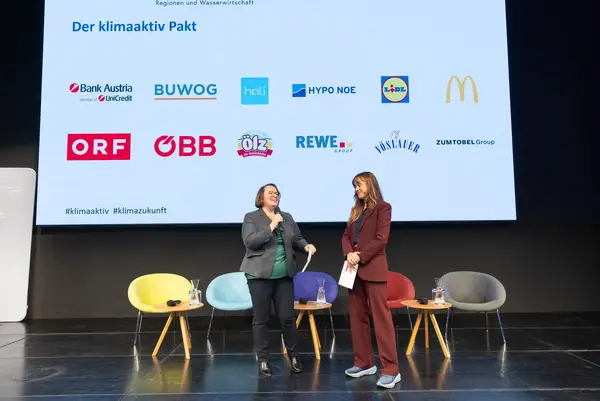 Personen auf einer Bühne