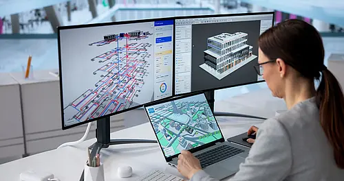 Frau vor einem Computer macht Berechnungen
