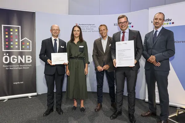 Ausgezeichnetes Projekt: Wohngebäude Wohnavita, 1230 Wien<br /> Fertigstellung, klimaaktiv BRONZE<br /><br />  Eigentümer: ERSTE Immobilien KAG<br /> Bauherrschaft: 6B47 Wohnbauträger GmbH<br /> Bauleitung: Strabag AG<br /> Architektur: DI Josef Weichenberger ZT GmbH<br /> Bauphysik: Buschina & Partner ZT GmbH<br /> Hausverwaltung: AREALIS Liegenschaftsmanagement GmbH<br /> klimaaktiv Consultant: pulswerk GmbH