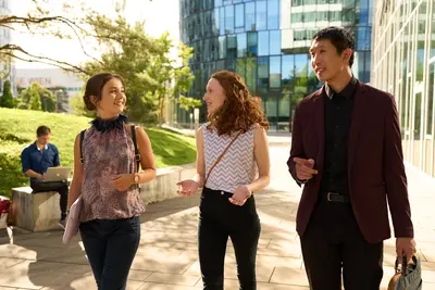 Drei Personen am Arbeitsweg zu Fuß