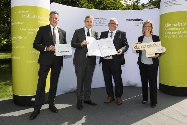 Die Steyrermühl Sägewerks Gesm.b.H. Nfg KG wird für die Ökologisierung des Fuhrparks durch die Anschaffung eines E-Staplers anstelle eines dieselbetriebenen Fahrzeuges ausgezeichnet. Im Bild: Johann Platzer und Martin Ramskogler gemeinsam mit FBM Leonore Gewessler und Alexander Klacska, Obmann der Bundessparte Transport und Verkehr der Wirtschaftskammer Österreich.