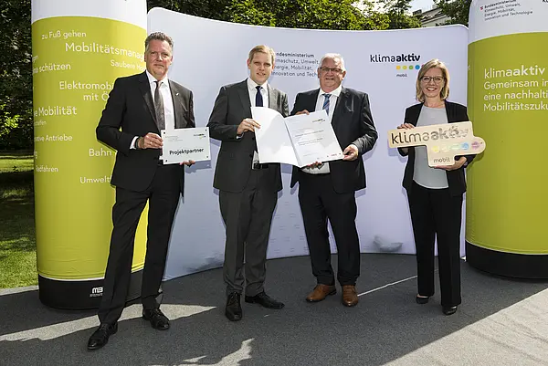 Die Steyrermühl Sägewerks Gesm.b.H. Nfg KG wird für die Ökologisierung des Fuhrparks durch die Anschaffung eines E-Staplers anstelle eines dieselbetriebenen Fahrzeuges ausgezeichnet. Im Bild: Johann Platzer und Martin Ramskogler gemeinsam mit FBM Leonore Gewessler und Alexander Klacska, Obmann der Bundessparte Transport und Verkehr der Wirtschaftskammer Österreich.