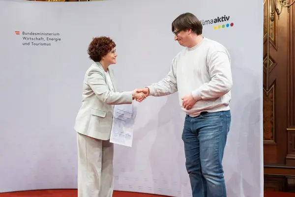 Menschen auf einer Bühne bei einer Veranstaltung