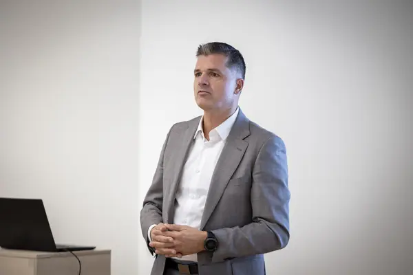 ein Mann spricht auf einer Bühne