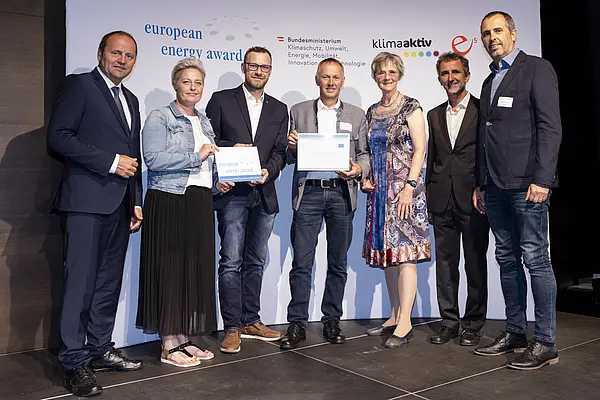 Helmut Strasser (e5 Österreich), Bettina Bergauer (BMK), Josef Geisler (LHStv.Tirol), Andreas Egger (Bgm) und Gemeindevertreter:innen der Gemeinde Aschau im Zillertal