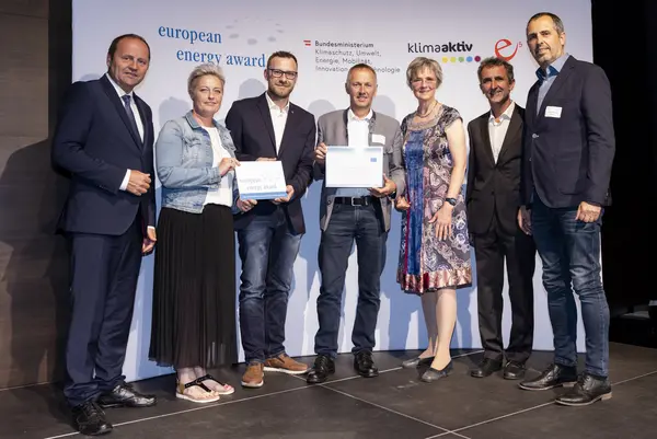 Helmut Strasser (e5 Österreich), Bettina Bergauer (BMK), Josef Geisler (LHStv.Tirol), Andreas Egger (Bgm) und Gemeindevertreter:innen der Gemeinde Aschau im Zillertal