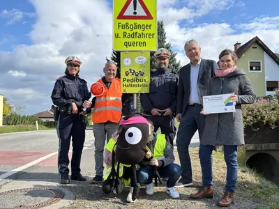 Gemeinsames Foto vor der Pedibus Haltestelle