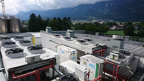 Energiesparendes Kältesytem für den produzierenden Bereich, Blick auf das Dach des Firmengebäudes der Firma Recheis