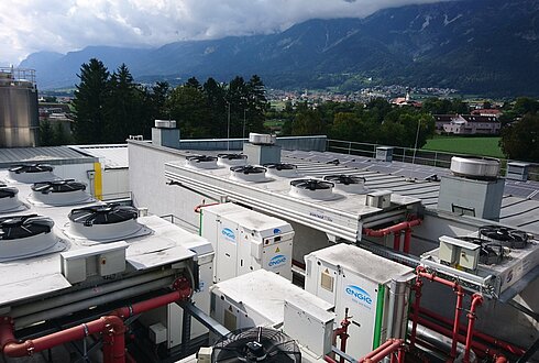 Energiesparendes Kältesytem für den produzierenden Bereich, Blick auf das Dach des Firmengebäudes der Firma Recheis