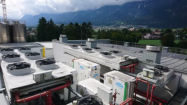 Energiesparendes Kältesytem für den produzierenden Bereich, Blick auf das Dach des Firmengebäudes der Firma Recheis