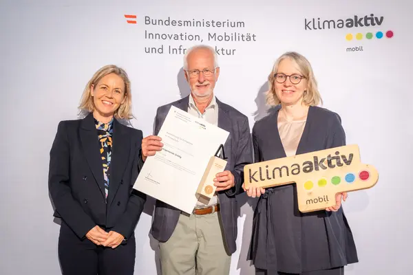 Am 23.9.2025 fand die Verleihung des Fußverkehrs-Awards von klimaaktiv mobil in Graz statt. Im Bild: Heinz Schierhuber (Marktgemeinde Grödig), gemeinsam mit Sektionsleiterin Cornelia Breuß (BMIMI) und Stephanie Schwer (Österreichischer Städtebund)