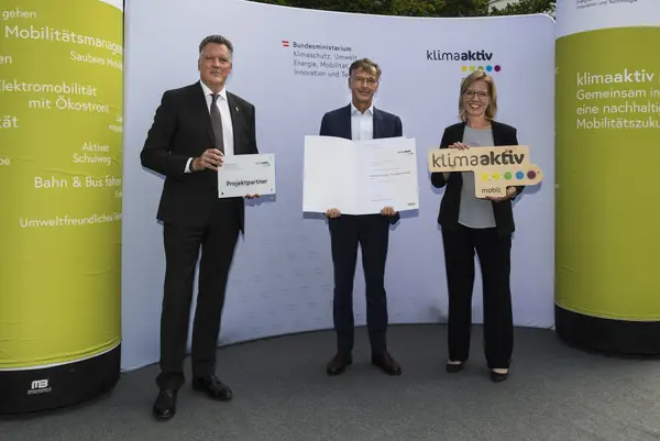 Die Fahrschule Steininger erhält die Auszeichnung als klimaaktiv mobil Fahrschule. Im Bild: Joachim Steininger gemeinsam mit FBM Leonore Gewessler und Alexander Klacska, Obmann der Bundessparte Transport und Verkehr der Wirtschaftskammer Österreich.