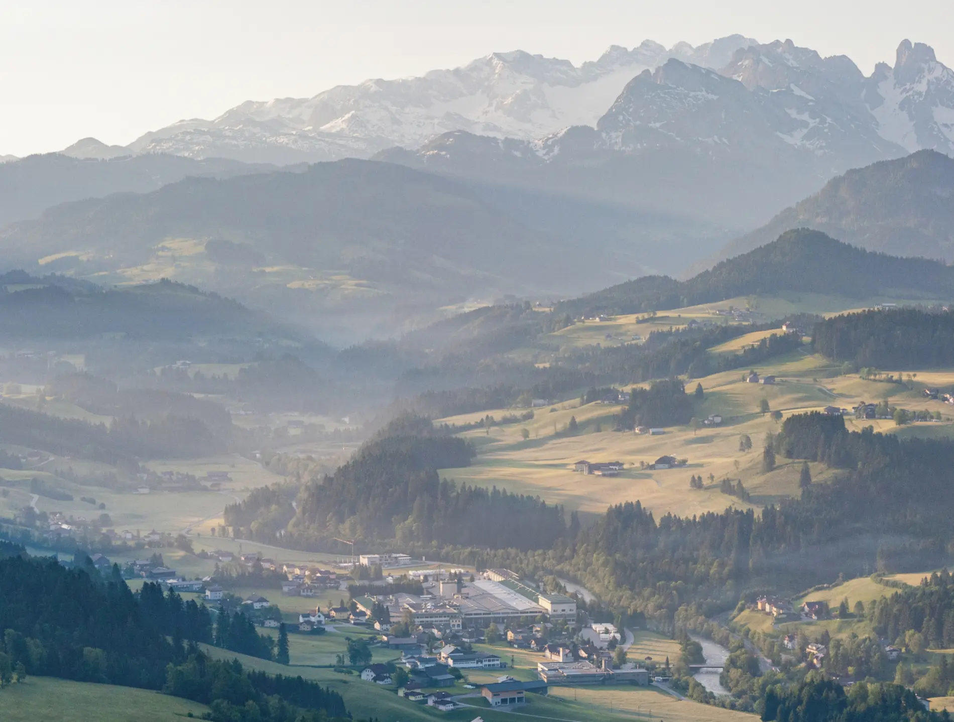 Luftaufanahme der Voglauer Gschwandtner & Zwilling GmbH. In schönen Bergpanorama.
