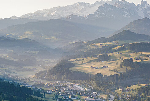 Luftaufanahme der Voglauer Gschwandtner & Zwilling GmbH. In schönen Bergpanorama.