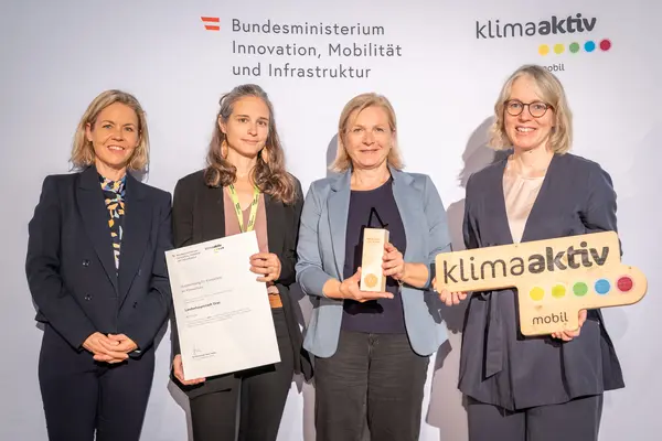Am 23.9.2025 fand die Verleihung des Fußverkehrs-Awards von klimaaktiv mobil in Graz statt. Im Bild: Vizebürgermeisterin Judith Schwentner und Renate Platzer (Stadt Graz), gemeinsam mit Sektionsleiterin Cornelia Breuß (BMIMI) und Stephanie Schwer (Österreichischer Städtebund)