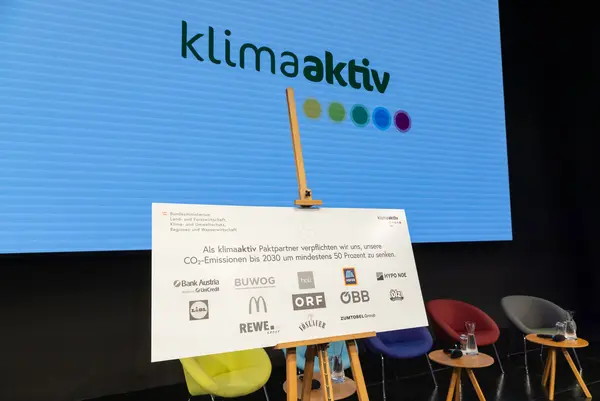 Tafel mit Firmenlogos auf einer Bühne bei einer Veranstaltung