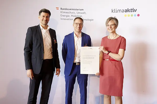 DI Dr. Bettina Bergauer, Stellvertretung Stabsstelle Dialog zu Energiewende und Klimaschutz, zeichnete am 24. März 2022 energieeffiziente Betriebe und Beratungsunternehmen aus.  Ausgezeichneter Betrieb: Hochreiter Lebensmittelbetriebe GmbH  Im Bild: Peter Weidinger (Geschäftsführer), Alexander Stumptner  (Technik) mit Bettina Bergauer (BMK)