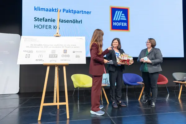 Personen auf einer Bühne