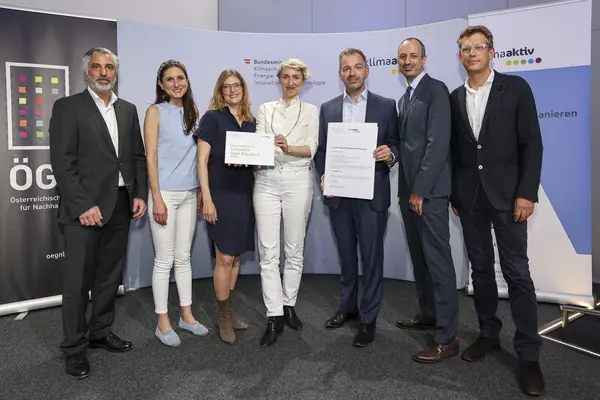Ausgezeichnetes Projekt: Hotel Prizeotel, 1100 Wien<br /> Fertigstellung, 917 von 1000 klimaaktiv Punkten, klimaaktiv GOLD<br /><br /> Bauherrschaft: Invester United Benefits (Part of United Benefits Holding)<br /> Nutzer:in: prize Holding GmbH<br /> Architektur: HNP Architects ZP GmbH Bauphysik: Peter Pilz & Partner Group<br /> klimaaktiv Consultant: pulswerk GmbH