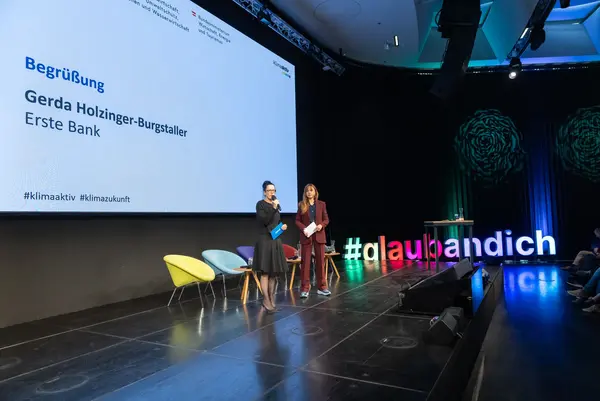 2 Personen auf einer Bühne bei einer Veranstaltung