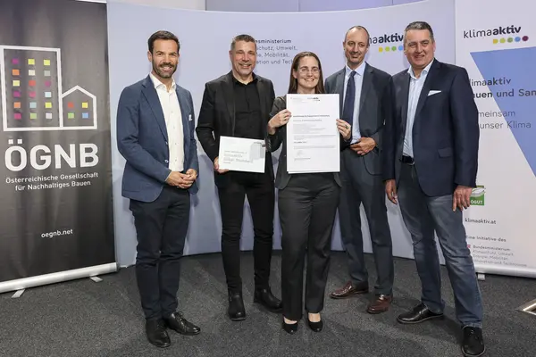 Ausgezeichnetes Projekt: University of Vienna Biology Building, 1030 Wien<br /> Fertigstellung, 805 von 1000 klimaaktiv Punkten, klimaaktiv SILBER<br /><br /> Bauherrschaft: Bundesimmobiliengesellschaft m.b.H.<br /> Generalplanung: ARGE Biologiezentrum<br /> Architektur: Chiara Liebner Architekten GmbH und Vasko + Partner Ingenieure<br /> Bauphysik & Haustechnik: Vasko + Partner Ingenieure<br /> Bauleitung: TDC Ziviltechniker GmbH<br /> klimaaktiv Consultant: Bundesimmobiliengesellschaft m.b.H.<br />
