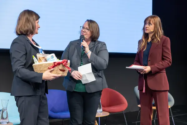 Personen auf einer Bühne