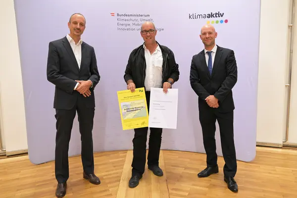 Im Bild von links nach rechts: Sektionschef Jürgen Schneider, Norbert Giefing, Dr. Christoph Rosenberger