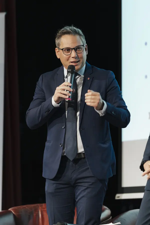 Mann mit Mikro auf der Bühne