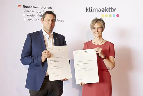 DI Dr. Bettina Bergauer, Stellvertretung Stabsstelle Dialog zu Energiewende und Klimaschutz, zeichnete am 24. März 2022 energieeffiziente Betriebe und Beratungsunternehmen aus.  Ausgezeichnete Betriebe und klimaaktiv Projektpartner: Wiesbauer Gourmet Gastro GmbH und Wiesbauer Österreichische Wurstspezialitäten GmbH  Im Bild: Leopold Sturm (Betriebsleiter Wiesbauer Österreichische Wurstspezialitäten GmbH) mit Bettina Bergauer (BMK)