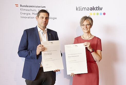 DI Dr. Bettina Bergauer, Stellvertretung Stabsstelle Dialog zu Energiewende und Klimaschutz, zeichnete am 24. März 2022 energieeffiziente Betriebe und Beratungsunternehmen aus.  Ausgezeichnete Betriebe und klimaaktiv Projektpartner: Wiesbauer Gourmet Gastro GmbH und Wiesbauer Österreichische Wurstspezialitäten GmbH  Im Bild: Leopold Sturm (Betriebsleiter Wiesbauer Österreichische Wurstspezialitäten GmbH) mit Bettina Bergauer (BMK)