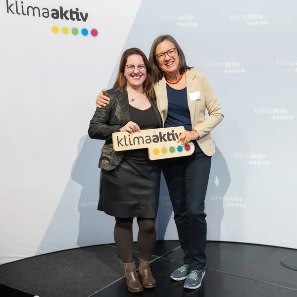 2 Personen auf einer Bühne