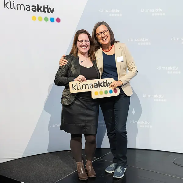2 Personen auf einer Bühne