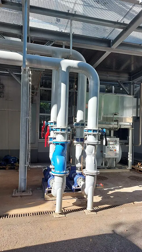 Pumpengruppe mit mehreren Rohrleitungen und Ventilen für industrielle Rückkühlung.