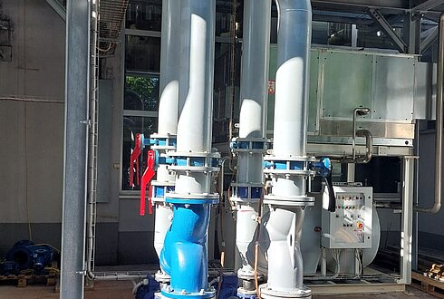 Pumpengruppe mit mehreren Rohrleitungen und Ventilen für industrielle Rückkühlung.