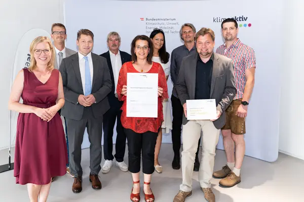 Im Bild: Klimaschutzministerin Leonore Gewessler, Bürgermeister Josef Maier, Gerhard  Hörmann, Elisabeth Edlinger-Pammer, Klaus Stadtschreiber (Marktgemeinde Neumarkt), Elisabeth Loecker und Gerfried Ogris (Ogris & Baustein), Bernhard Horner (IB Stengg), Günther Joham (HLS).
