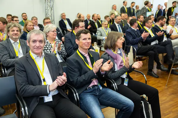 Publikum der Auszeichnung von effizienten Biomasseheizwerken und Nahwärmenetzen