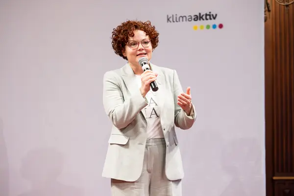 eine Frau mit Mikrofon auf einer Bühne