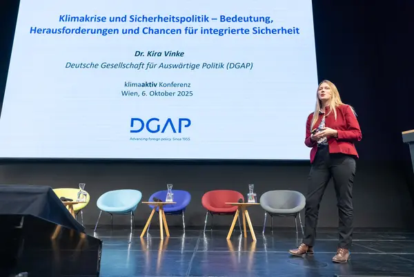 Frau spricht auf einer Bühne