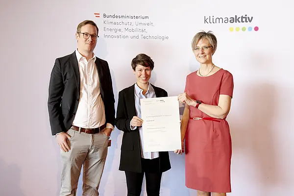 DI Dr. Bettina Bergauer, Stellvertretung Stabsstelle Dialog zu Energiewende und Klimaschutz, zeichnete am 24. März 2022 energieeffiziente Betriebe und Beratungsunternehmen aus.  Ausgezeichnetes Beratungsunternehmen: kleinkraft OG  Im Bild: Florian Kabas (Geschäftsführender Partner), Magdalena Teufner-Kabas (Geschäftsführende Partnerin) mit Bettina Bergauer (BMK)