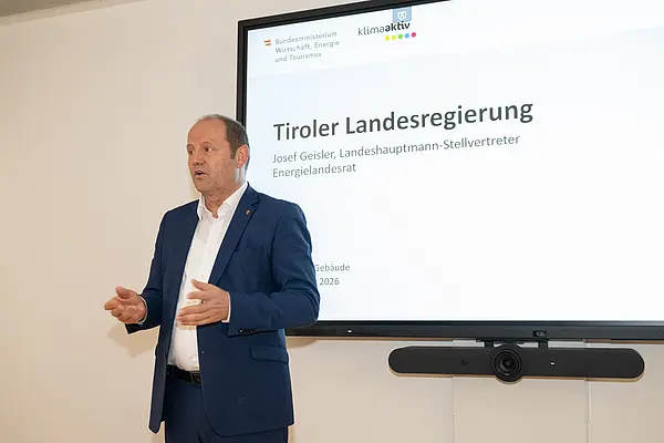 eine Person spricht auf einer Bühne