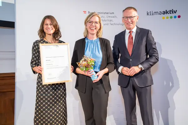 Im Bild: Inge Hiebl (hali GmbH),Klimaschutzministerin Leonore Gewessler, Manfred Huber (hali GmbH)
