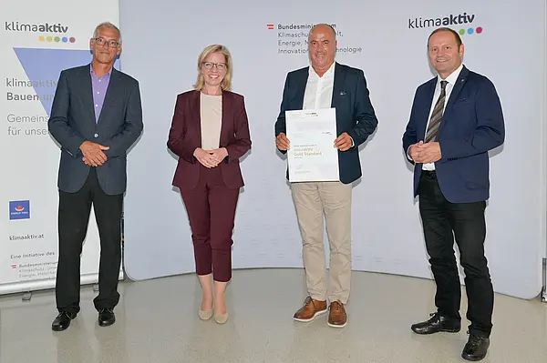 Im Bild: Klimaschutzministerin Leonore Gewessler, LHStv. Josef Geisler, Josef Burtscher (Energieinstitut Vorarlberg), Bürgermeister Herbert Sparr (Gemeinde Höchst)