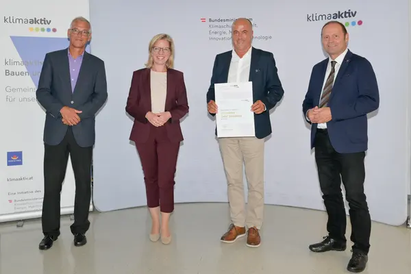 Im Bild: Klimaschutzministerin Leonore Gewessler, LHStv. Josef Geisler, Josef Burtscher (Energieinstitut Vorarlberg), Bürgermeister Herbert Sparr (Gemeinde Höchst)