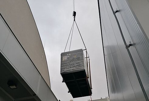 Das Bild zeigt die Einbringung des Kompressors.