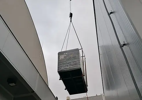 Das Bild zeigt die Einbringung des Kompressors.