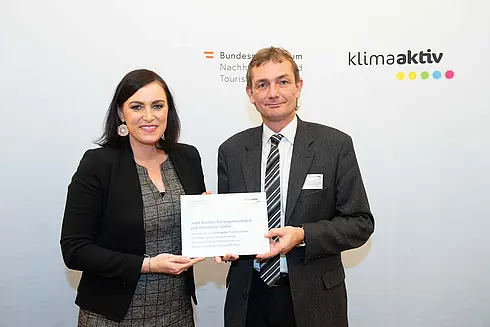 Ausgezeichneter Betrieb und neuer Projektpartner: Josef Recheis Eierteigwarenfabrik und Walzmühle GmbH, v.l.n.r. Bundesministerin Elisabeth Köstinger, Stefan Recheis (Geschäftsführer)