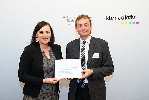 Ausgezeichneter Betrieb und neuer Projektpartner: Josef Recheis Eierteigwarenfabrik und Walzmühle GmbH, v.l.n.r. Bundesministerin Elisabeth Köstinger, Stefan Recheis (Geschäftsführer)