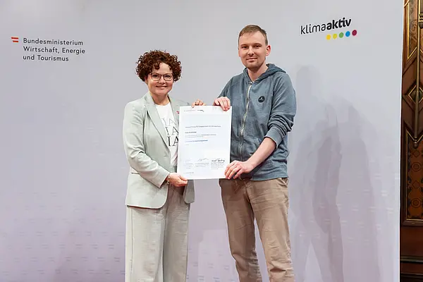 Menschen auf einer Bühne bei einer Veranstaltung